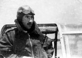 Guerrino Vallar fuori dal cockpit di un Cant Z 506, velivolo con il quale si guadagn la Medaglia di Bronzo al Valor Militare